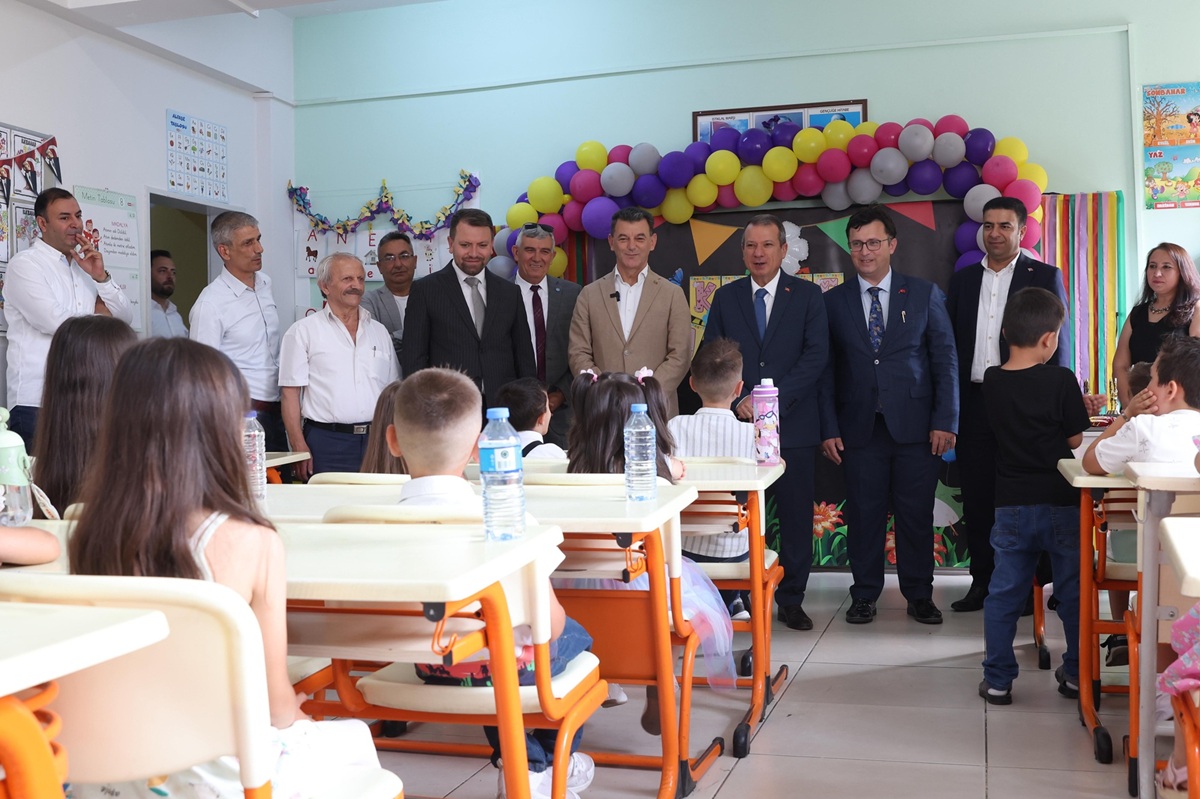 KAYMAKAM MUSTAFA GÜRDAL 2024 – 2025 EĞİTİM ÖĞRETİM YILSONU KARNE TÖRENİNDE ÖĞRENCİLERİN HEYECANINA ORTAK OLDU
